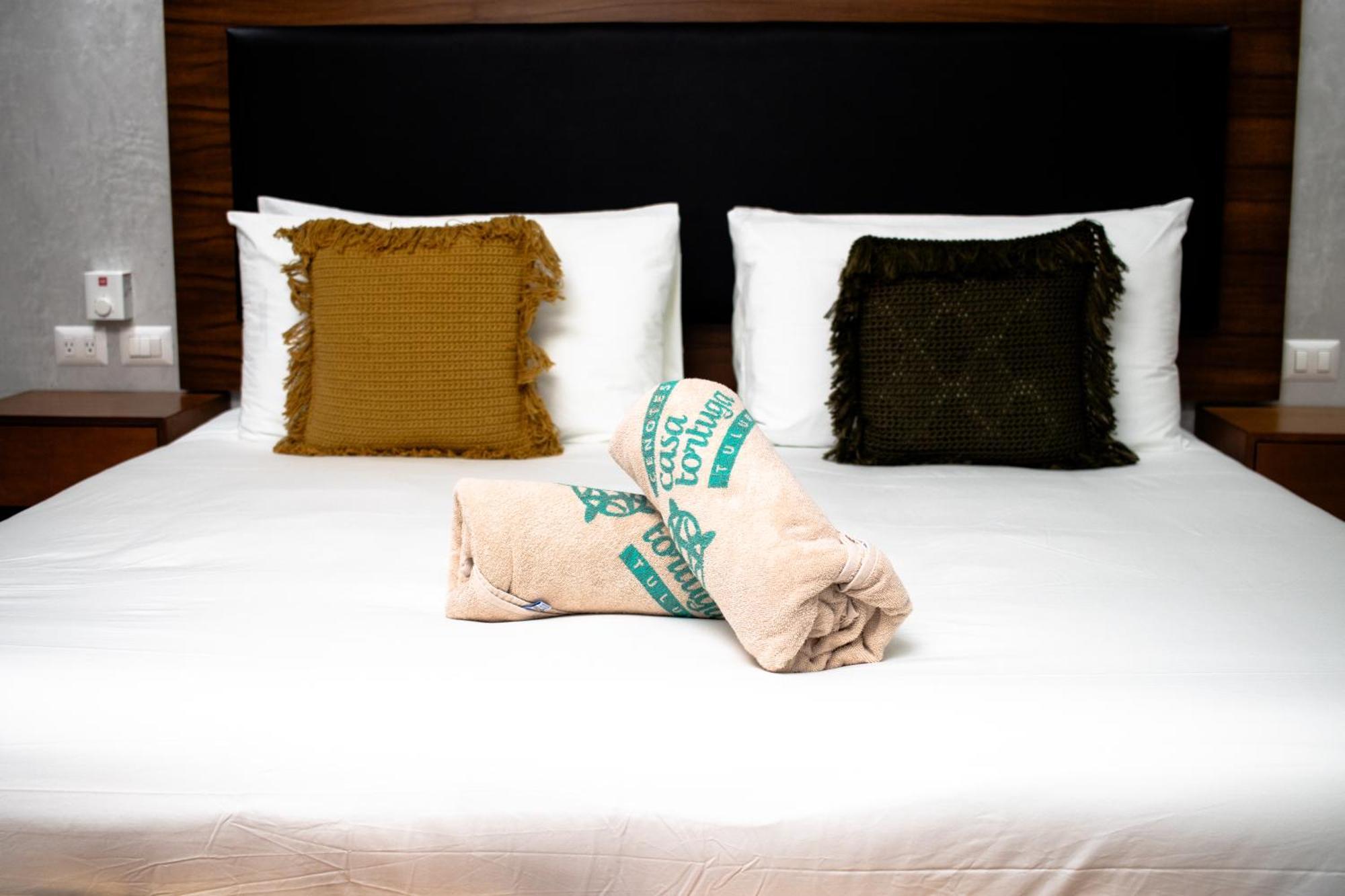 Hotel Casa Tortuga Tulum - Cenotes Park Inclusive ภายนอก รูปภาพ A bed with a folded blanket
