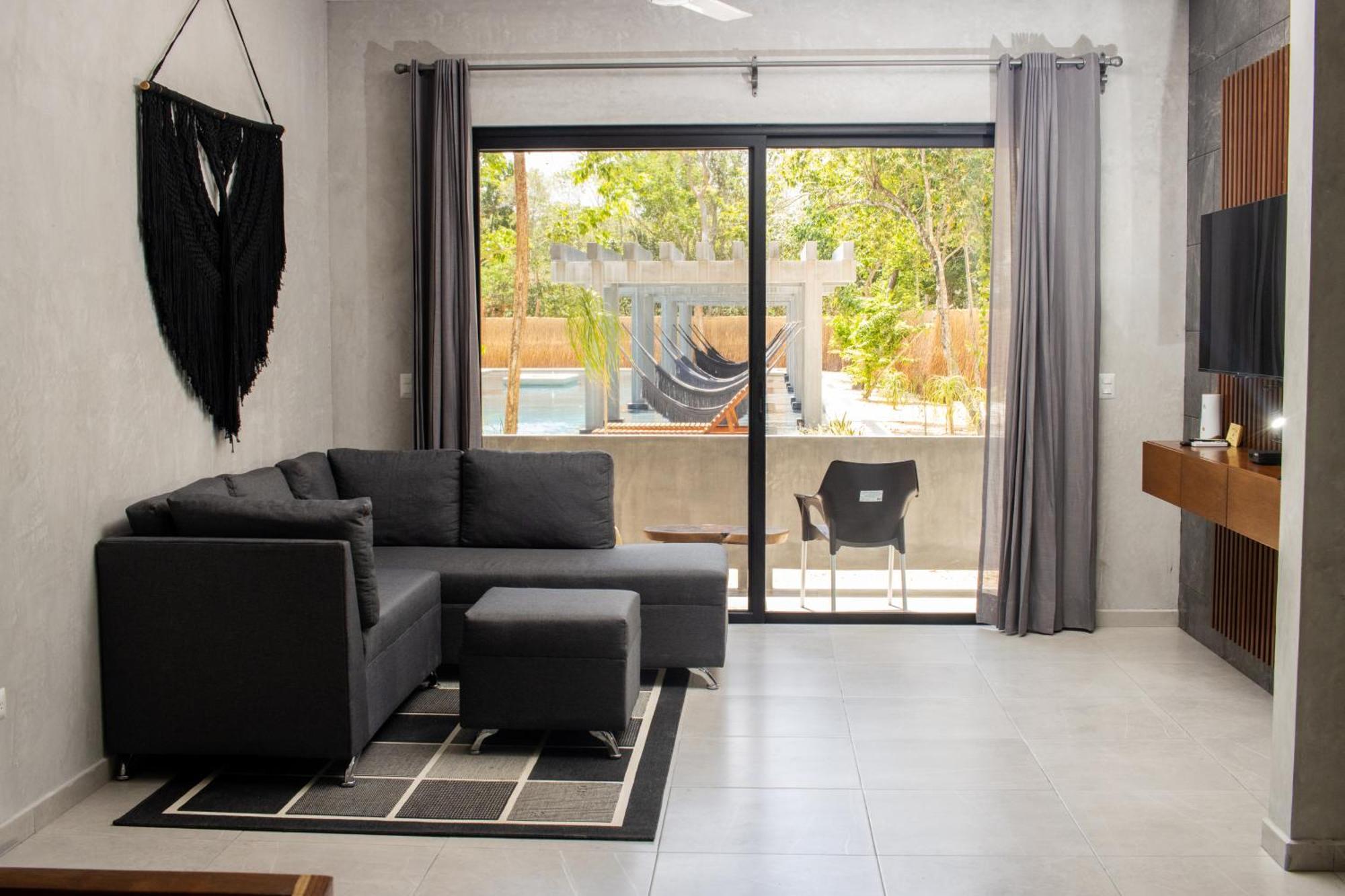 Hotel Casa Tortuga Tulum - Cenotes Park Inclusive ภายนอก รูปภาพ A living room with a hammock