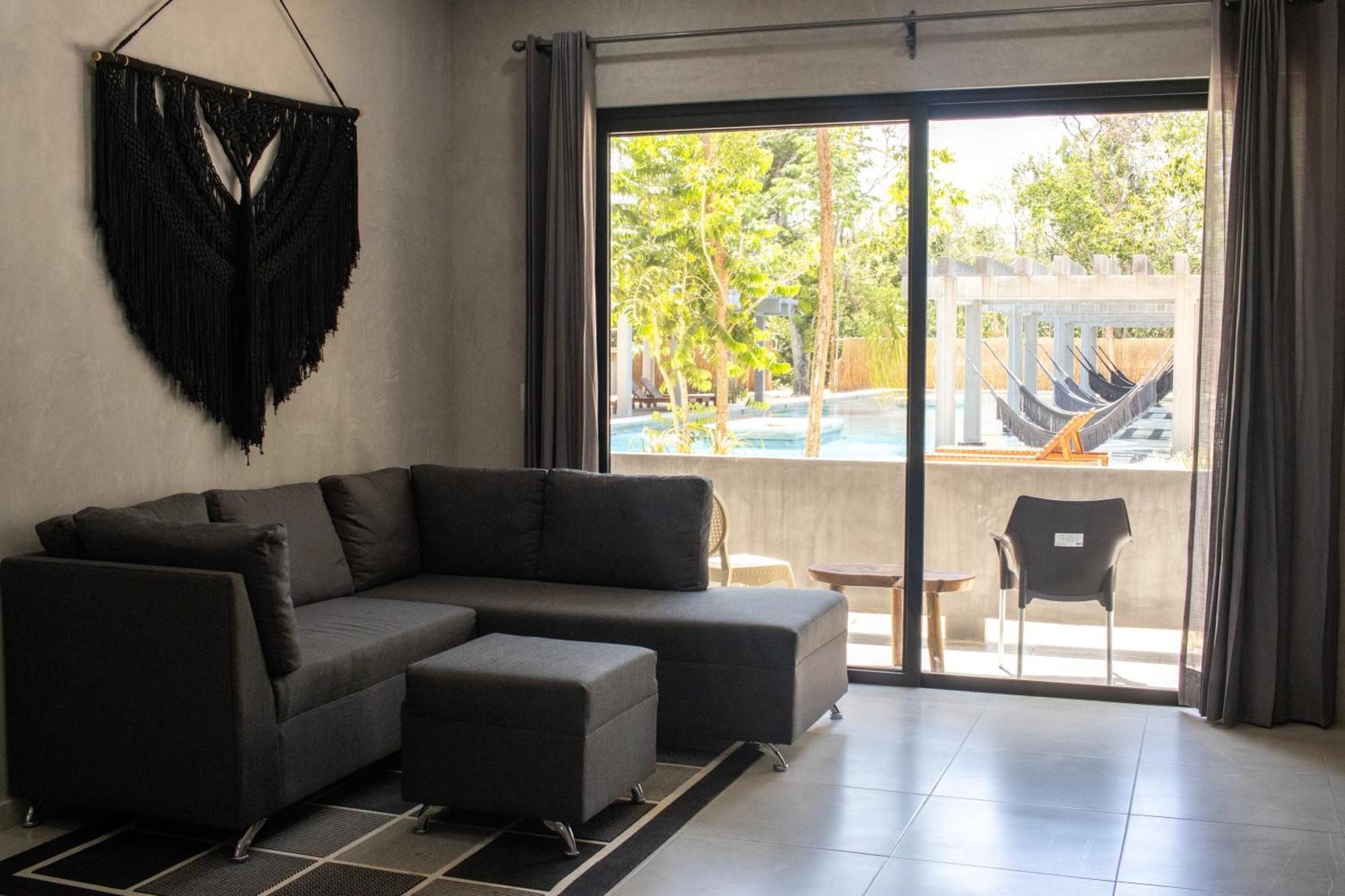 Hotel Casa Tortuga Tulum - Cenotes Park Inclusive ภายนอก รูปภาพ A living room with a sofa